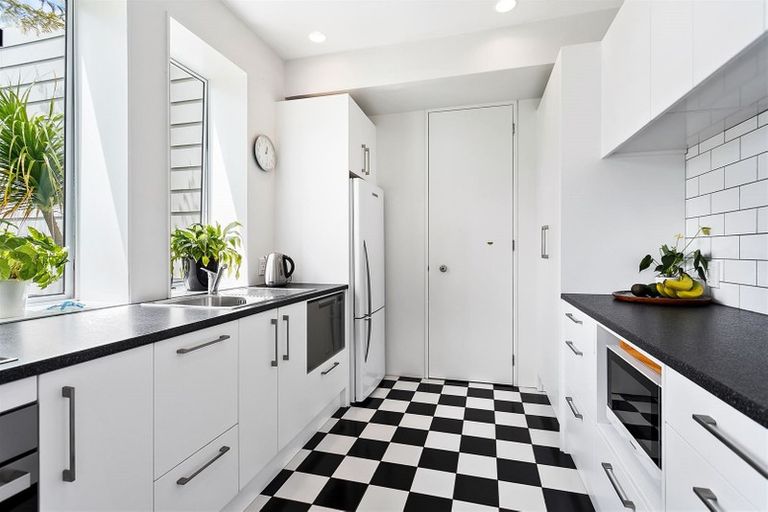 Photo of property in 11 Fathom Place, Te Atatu Peninsula, Auckland, 0610