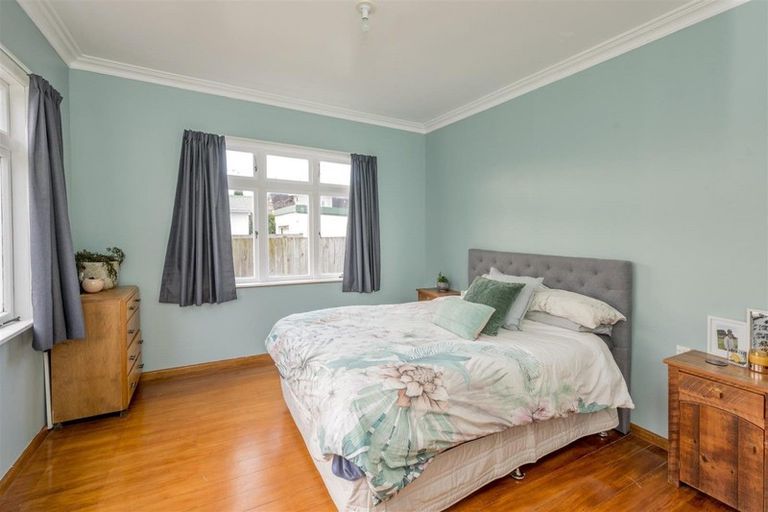 Photo of property in 6 Queenwood Road, Levin, 5510