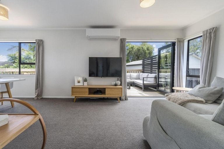 Photo of property in 1/6 Mona Vale, West Harbour, Auckland, 0618