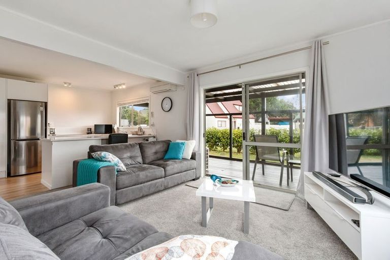 Photo of property in 13 Caspian Close, New Lynn, Auckland, 0600