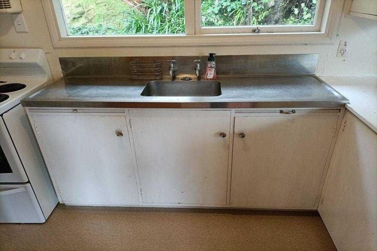 Photo of property in 42 Ngaio Road, Kelburn, Wellington, 6012