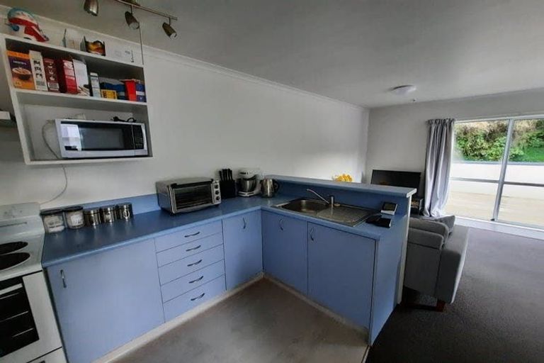 Photo of property in 64a Newlands Road, Newlands, Wellington, 6037