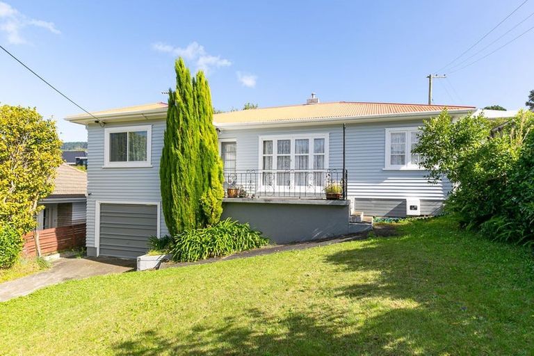 Photo of property in 33 Ranui Terrace, Tawa, Wellington, 5028