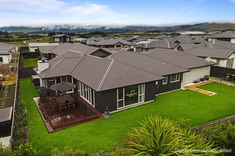 Photo of property in 69 Johnstone Drive, Fitzherbert, Palmerston North, 4410