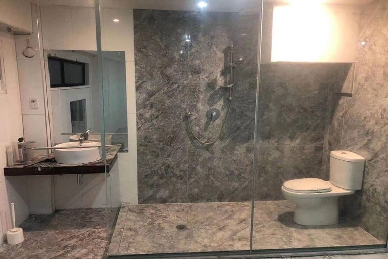 Photo of property in 4/17 Akoranga Drive, Northcote, Auckland, 0627