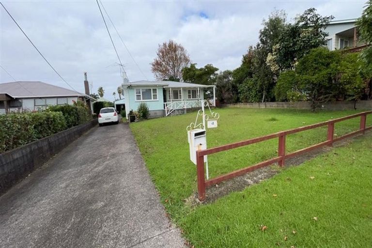 Photo of property in 1 Rewarewa Road, Te Atatu Peninsula, Auckland, 0610
