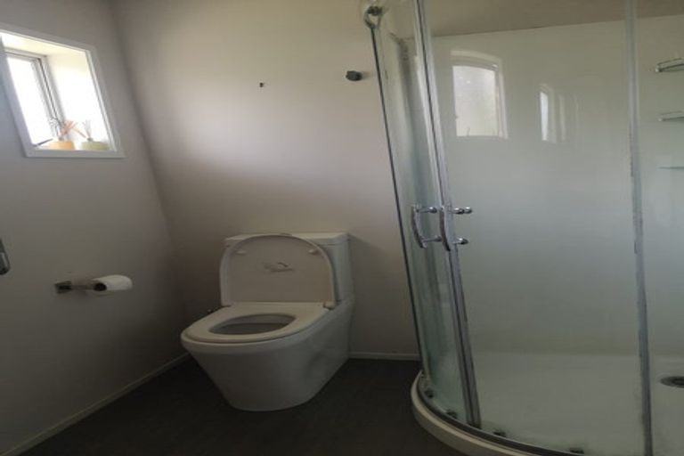 Photo of property in 2/4 Mahuta Grove, Northcote, Auckland, 0627