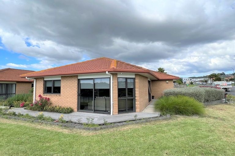 Photo of property in 2 Tir Conaill Avenue, Flat Bush, Auckland, 2019