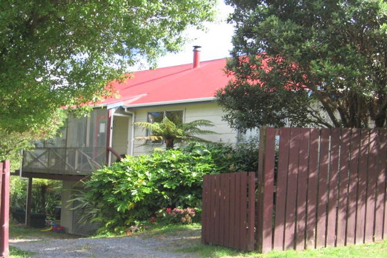 Photo of property in 7 Fiona Grove, Karori, Wellington, 6012