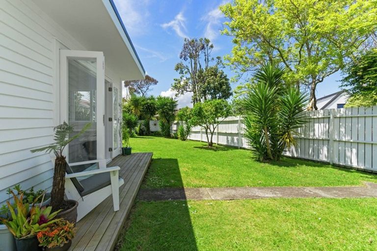 Photo of property in 92 Astley Avenue, New Lynn, Auckland, 0600