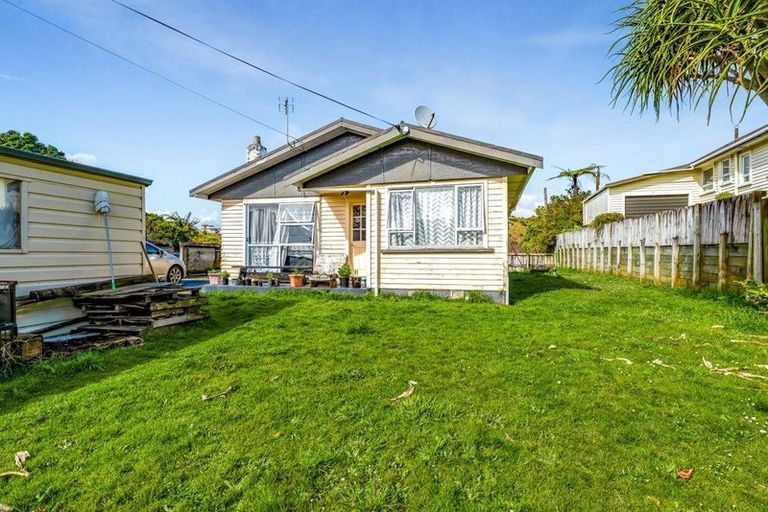 Photo of property in 93 Omata Road, Marfell, New Plymouth, 4310