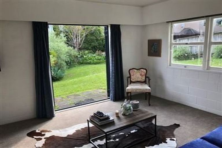 Photo of property in 12 Garmons Way, Castor Bay, Auckland, 0620