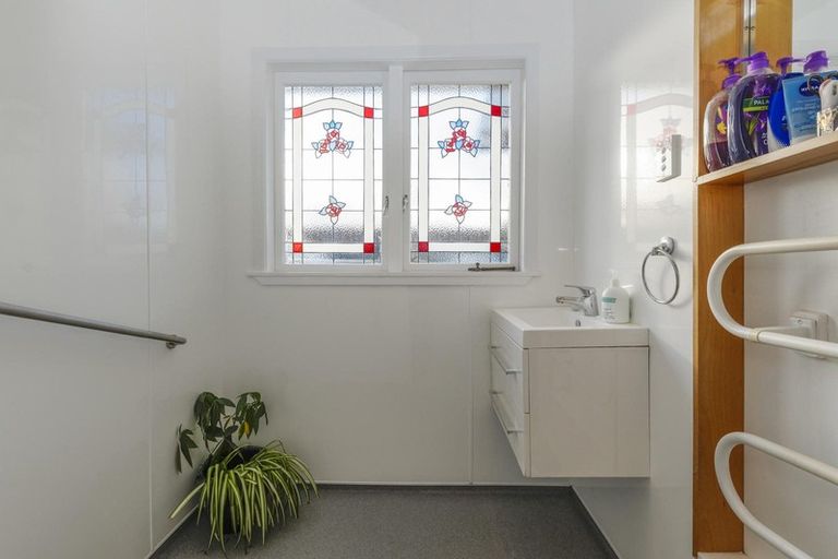 Photo of property in 6 Marlene Avenue, Te Atatu South, Auckland, 0610