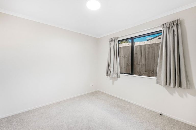 Photo of property in 2 Anna Lane, Glen Eden, Auckland, 0602