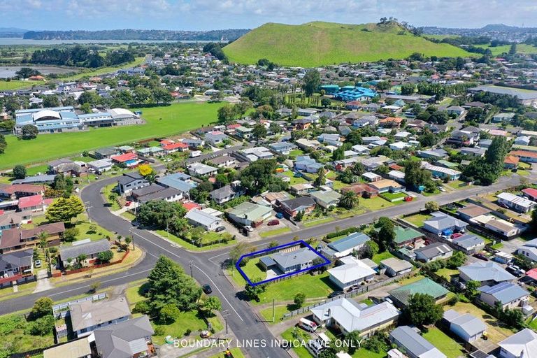 Photo of property in 7 Tarata Crescent, Mangere Bridge, Auckland, 2022
