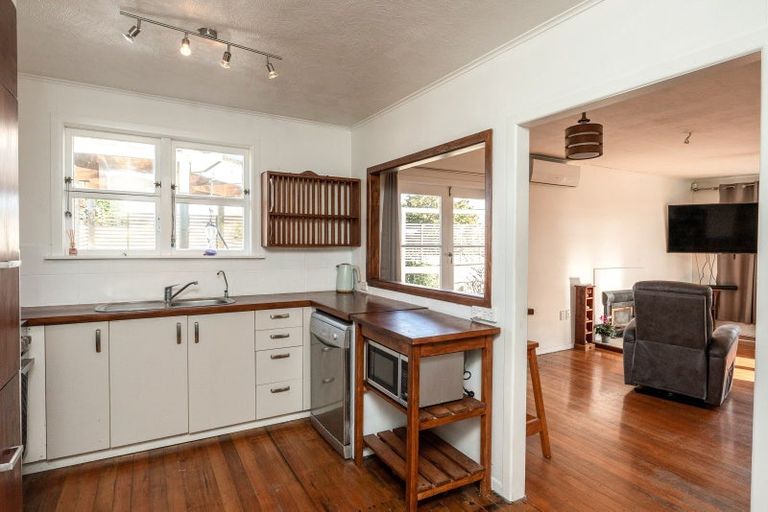 Photo of property in 43 Collins Road, Melville, Hamilton, 3206