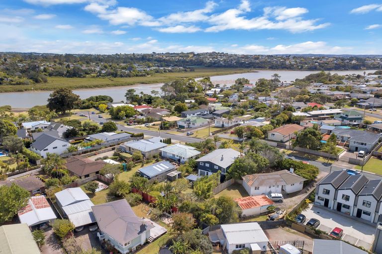 Photo of property in 27 Wharf Road, Te Atatu Peninsula, Auckland, 0610