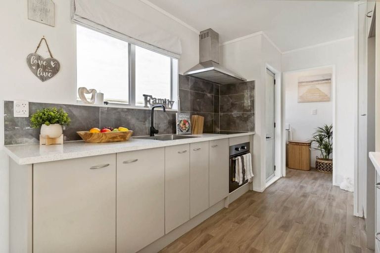 Photo of property in 2/22 Tamworth Close, Manurewa, Auckland, 2102