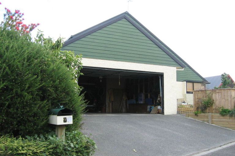 Photo of property in 7 Hillgrove Place, Fitzherbert, Palmerston North, 4410