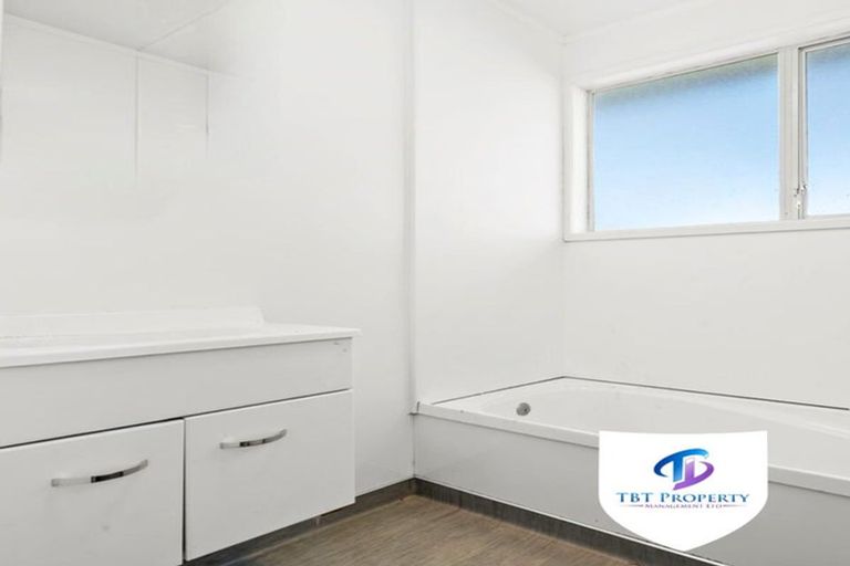 Photo of property in 400 Roscommon Road, Clendon Park, Auckland, 2103