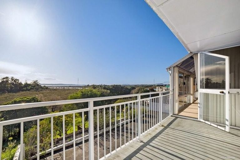 Photo of property in 102a Tiroroa Avenue, Te Atatu South, Auckland, 0610