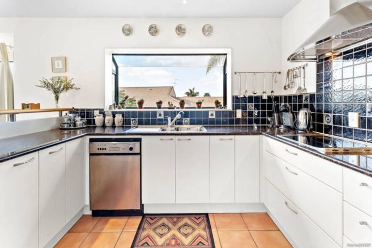 Photo of property in 16 Sunny Crescent, Huapai, Kumeu, 0810