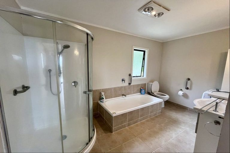 Photo of property in 18 Wade River Road, Stanmore Bay, Whangaparaoa, 0932