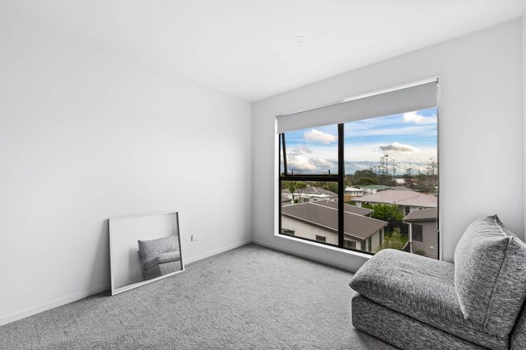 Photo of property in 6/107 Hobsonville Road, West Harbour, Auckland, 0618