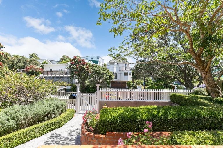 Photo of property in 33 Grove Road, Kelburn, Wellington, 6012