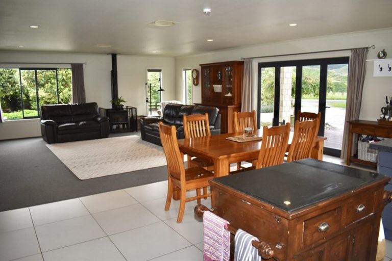 Photo of property in 283 North Manakau Road, Manakau, 5573