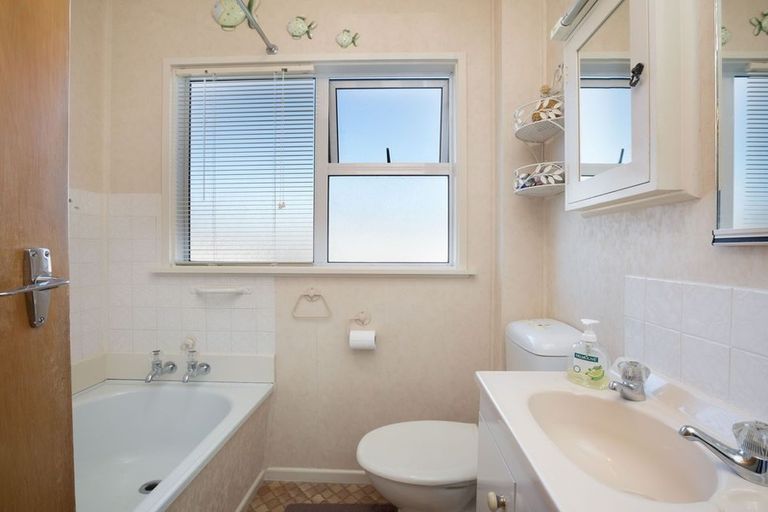 Photo of property in 3b Whitehouse Road, Titahi Bay, Porirua, 5022