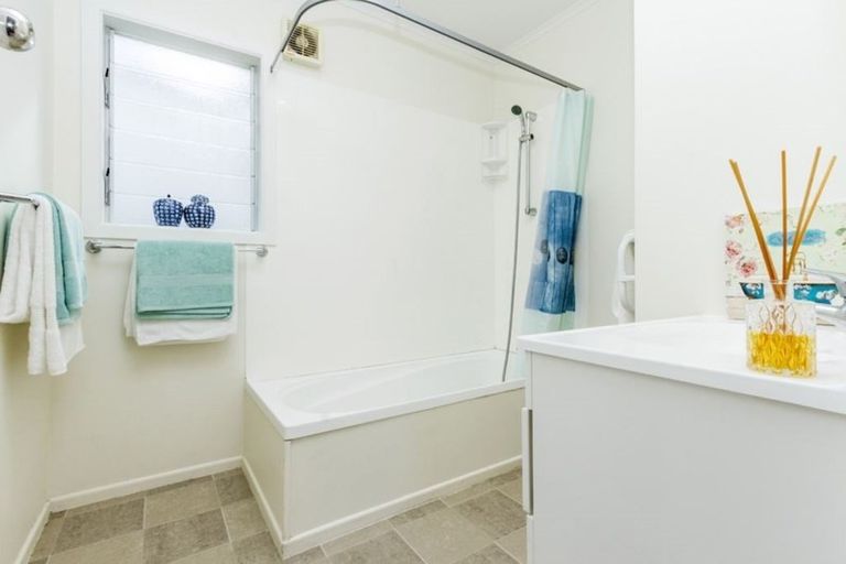 Photo of property in 1/22 Alamein Avenue, Belmont, Auckland, 0622