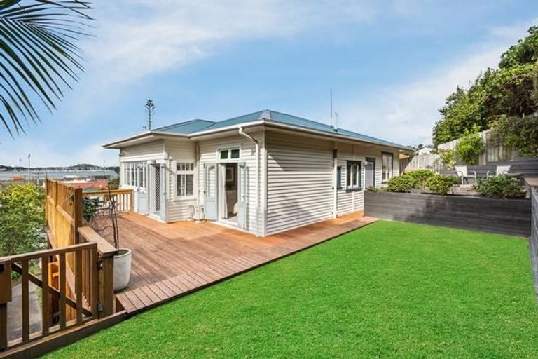 Photo of property in 16 Alfred Street, Northcote Point, Auckland, 0627