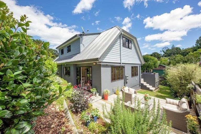 Photo of property in 27 De Val Drive, Titirangi, Auckland, 0604