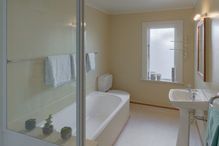 Photo of property in 1 Edge Hill, Mount Victoria, Wellington, 6011