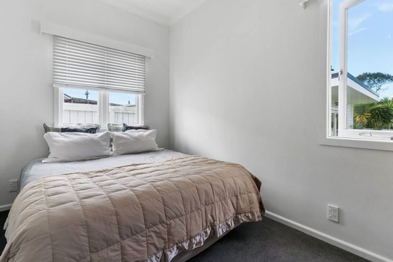 Photo of property in 92 Astley Avenue, New Lynn, Auckland, 0600
