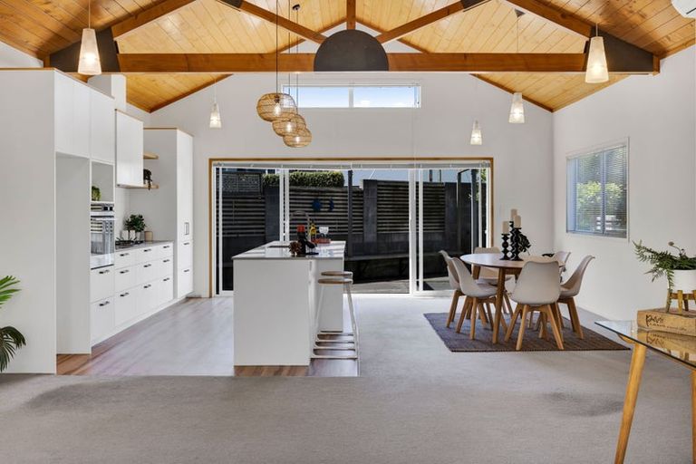 Photo of property in 11 Margaret Place, Merrilands, New Plymouth, 4312