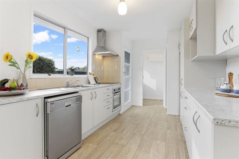 Photo of property in 1/8 Tallington Crescent, Torbay, Auckland, 0630