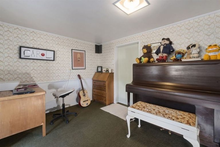 Photo of property in 11 Valley View Road, Glenfield, Auckland, 0629