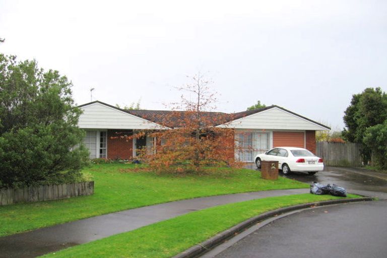 Photo of property in 30 Pinewood Grove, Botany Downs, Auckland, 2010