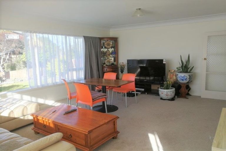 Photo of property in 1/1 Cheval Drive, Totara Vale, Auckland, 0629