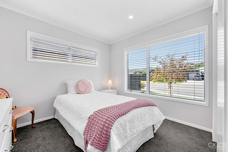 Photo of property in 12 Passchendaele Grove, Trentham, Upper Hutt, 5018