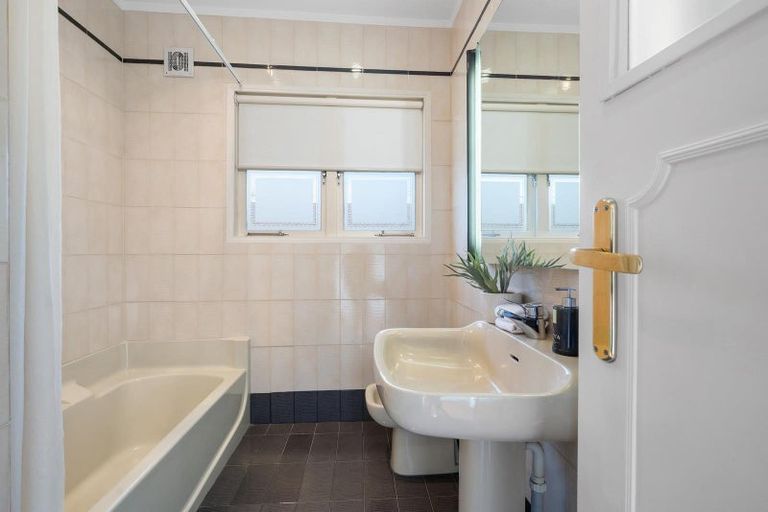 Photo of property in 102a Kitchener Road, Milford, Auckland, 0620