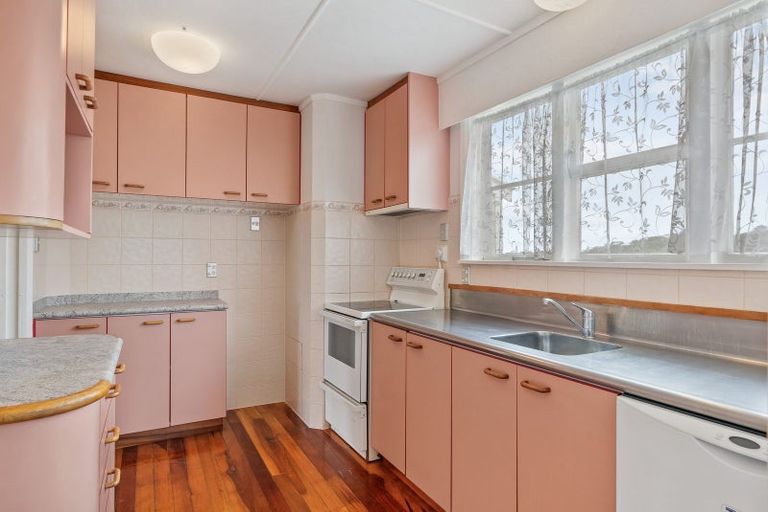 Photo of property in 22 Pokohiwi Road, Normandale, Lower Hutt, 5010