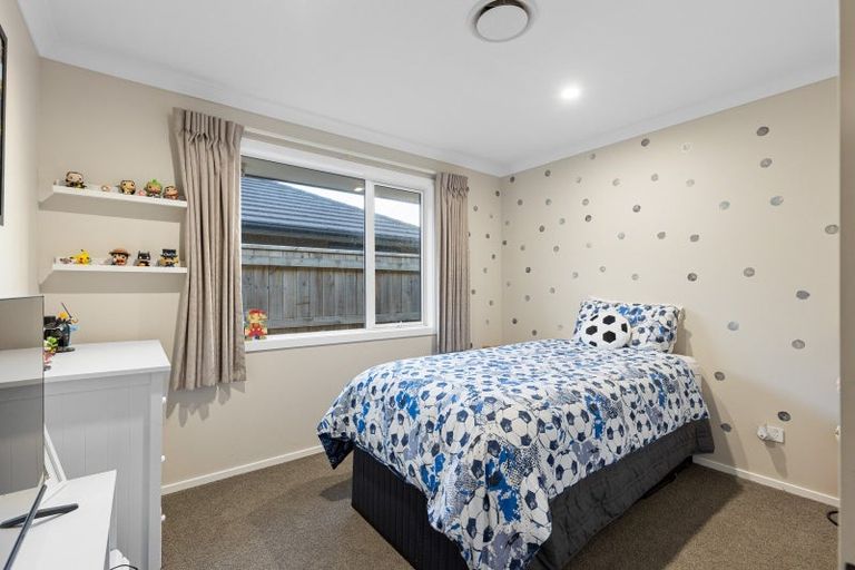 Photo of property in 4 Cyprus Place, Fitzherbert, Palmerston North, 4410