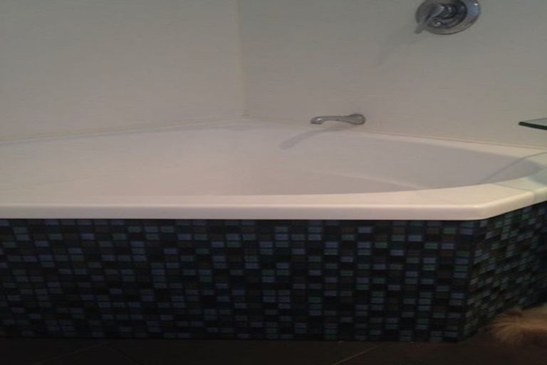 Photo of property in 179 Glenfield Road, Hillcrest, Auckland, 0627