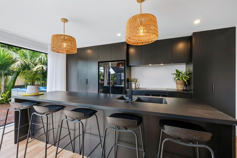 Photo of property in 145 Seaview Road, Westown, New Plymouth, 4310