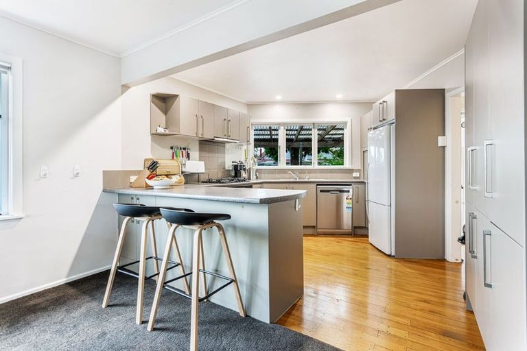 Photo of property in 15 Divich Avenue, Te Atatu South, Auckland, 0610