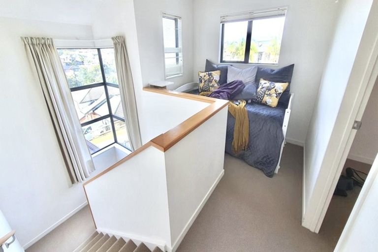 Photo of property in 35 Trotting Terrace, Fairview Heights, Auckland, 0632