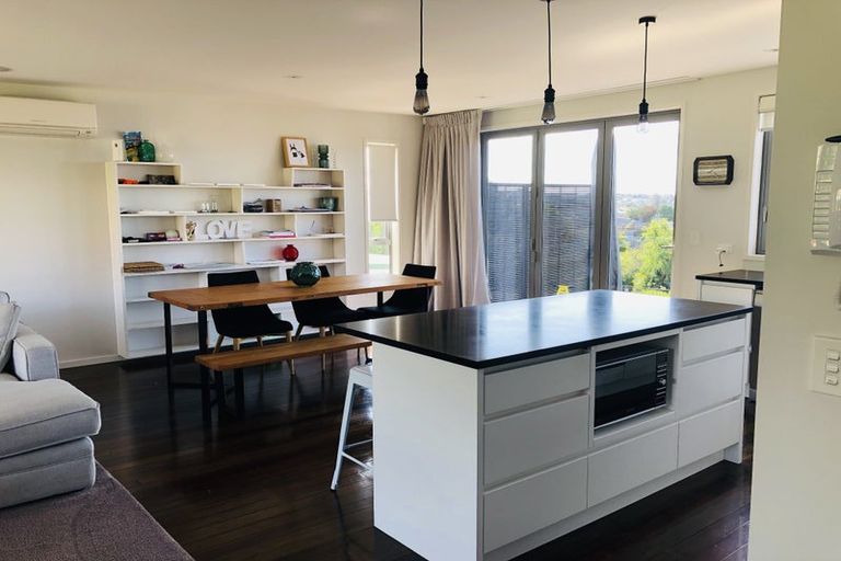 Photo of property in 560 Beach Road, Rothesay Bay, Auckland, 0630